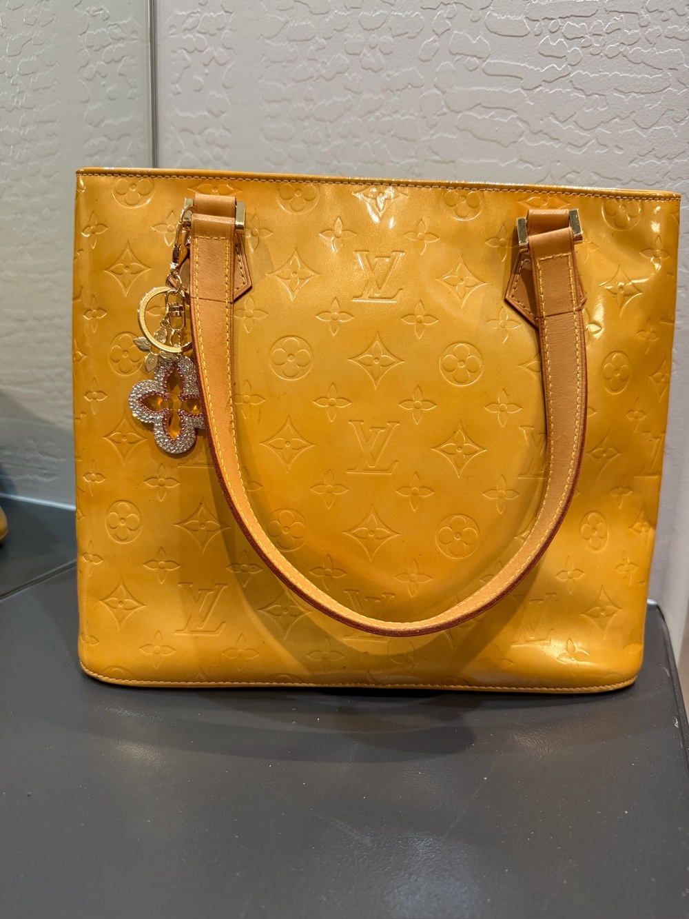 🔥GUC Vintage Louis Vuitton Houston Patent Leather Tote with unbranded bag charm - Picture 1 of 16